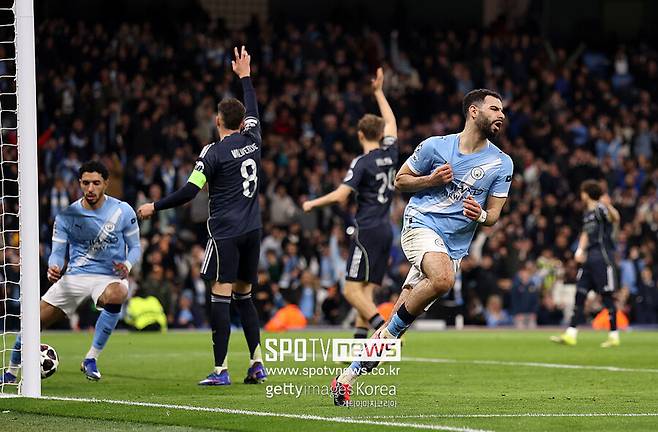 ▲ 역전 드라마를 꿈꿨던 맨시티는 끝내 침묵으로 귀결됐다. 70분 가까이 10명으로 버틴 맨시티 선수들은 고개를 떨궜다. 적지에서도 완승을 거두며 맨시티 천적으로 군림한 레알은 가장 강력한 우승후보임을 입증했다.
