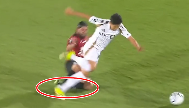 ▲ LAFC는 18일 오전 10시(한국시간) 코스타리카 에스타디오 알레한드로 모레라 소토에서 LD 알라후엘렌세와 2026 CONCACAF 챔피언스컵 16강 2차전을 치른다. 후반 도중 손흥민이 상대 수비수의 거친 태클에 쓰러지고 있다. ⓒ 중계영상 캡쳐