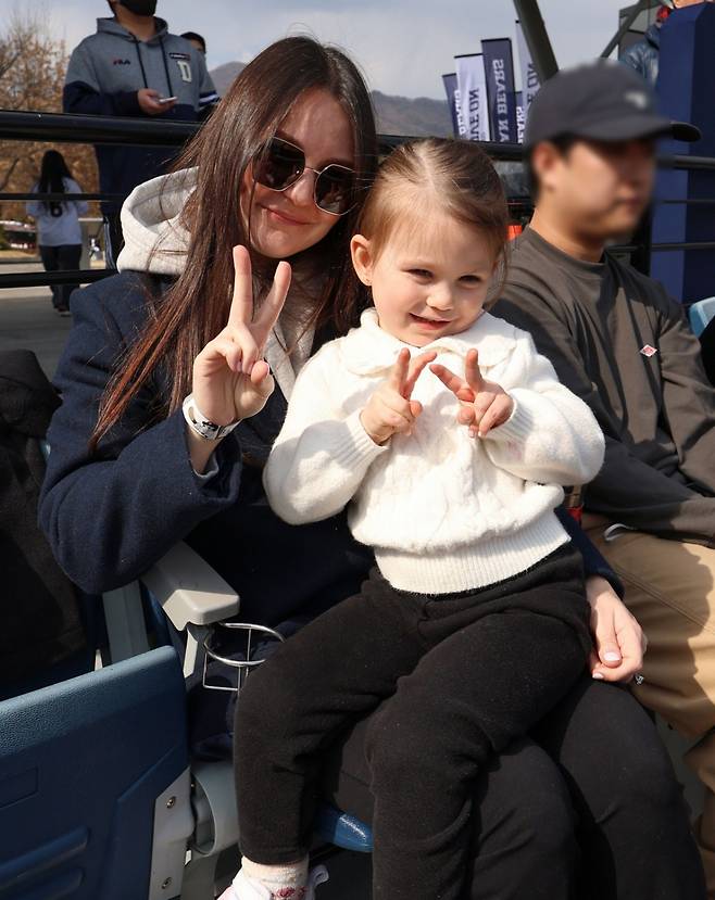 두산 베어스로 돌아온 외국인 투수 크리스 플렉센의 아내(왼쪽)와 딸. /사진=두산 베어스 제공