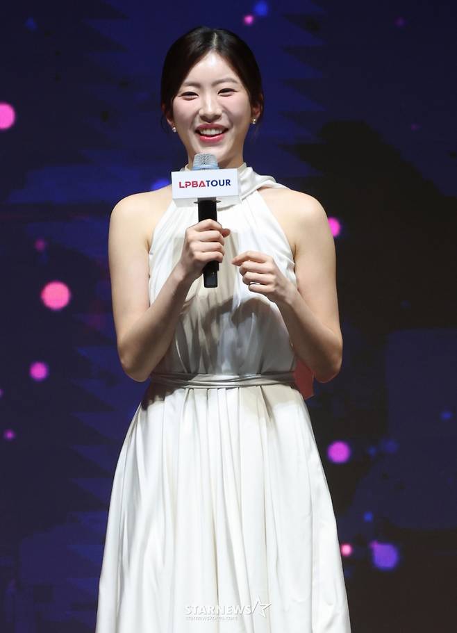 '하나카드 PBA 골든큐 어워즈 2026'이 17일 서울 광진구 그랜드워커힐서울 비스타홀에서 열렸다. MC를 맡은 정수빈(NH농협카드)이 매끄러운 진행을 하고 있다. /사진=김진경 대기자