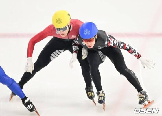 박지원(오른쪽)이 9일 쇼트트랙 국가대표 1차 선발전 1000m 준준결선에서 황대헌과 충돌하고 있다. /사진=OSEN