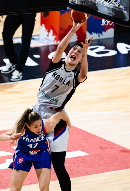 박지수(오른쪽)가 프랑스와 경기 중 골밑슛을 시도하고 있다. /사진=FIBA 홈페이지