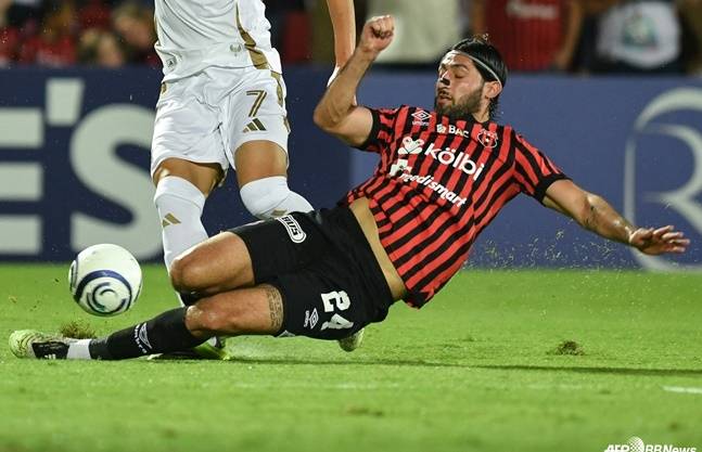 살라자르가 18일 오전 10시(한국시간) 코스타리카 알라후엘라의 에스타디오 알레한드로 모레라 소토에서 열린 2026 북중미카리브축구연맹(CONCACACF) 챔피언스컵 16강 2차전 경기 중 손흥민에게 태클을 날리고 있다. /AFPBBNews=뉴스1