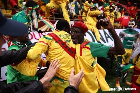 세네갈 팬들이 19일(한국시간) 모로코 라바트의 프린스 물레이 압델라 스타디움에서 열린 '2025 아프리카 네이션스컵' 결승에서 판정에 불만을 품고 난동을 벌이고 있다. /AFPBBNews=뉴스1