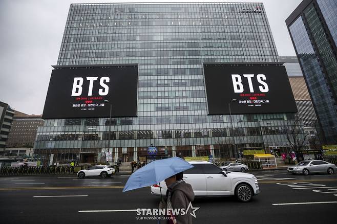 [서울=뉴시스] 정병혁 기자 = 방탄소년단(BTS)의 서울 광화문광장 컴백 공연을 앞둔 18일 서울 종로구 광화문광장 인근 빌딩 전광판에 공연 관련 홍보영상이 나오고 있다. 2026.03.18. jhope@newsis.com /사진=정병혁