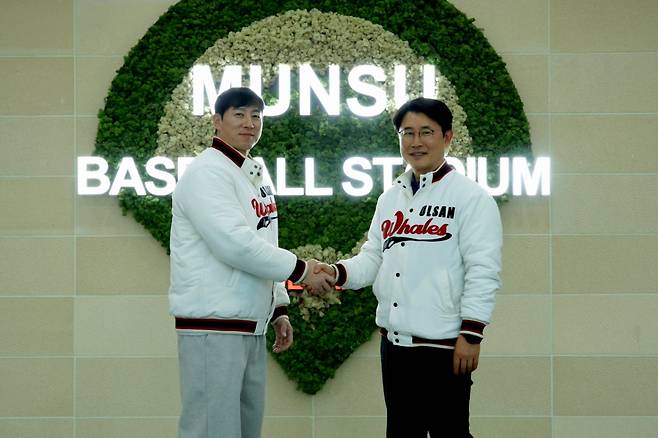 고효준(왼쪽)과 김동진 울산 웨일즈 단장. /사진=울산 웨일즈 제공