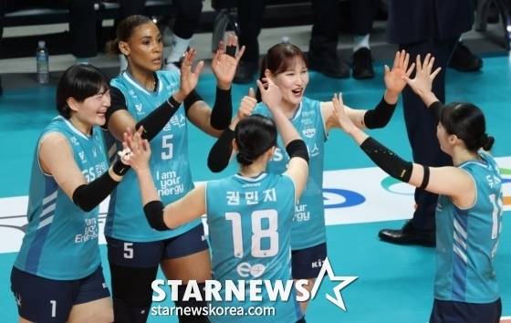 GS칼텍스 선수들이 18일 오후 7시 서울 중구 장충체육관에서 열린 '진에어 2025~2026 V리그' 여자부 6라운드에서 득점 후 기뻐하고 있다. /사진=김진경 대기자