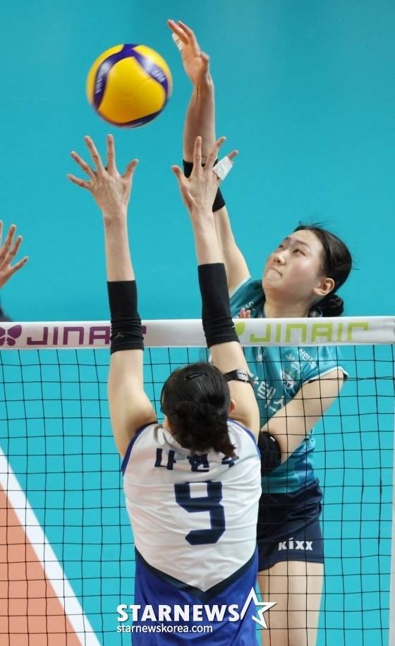 상대 코트로 볼을 넘기는 권민지. /사진=김진경 대기자