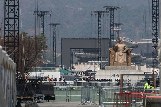 BTS 광화문 공연 무대 준비로 분주한 광장. 사진ㅣ연합뉴스