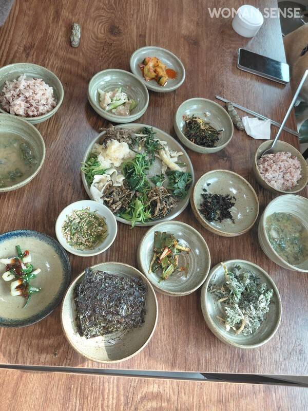 그 나물들로 만들어진 조식/ 사진=순이네흙집 제공