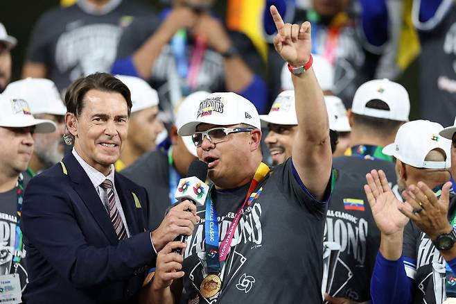 오마르 로페즈 베네수엘라 야구 대표팀 감독이 18일(한국시간) 미국 마이애미의 론디포파크에서 열린 2026 WBC 결승전에서 미국을 3-2로 꺾고 우승을 차지한 뒤 기뻐하는 모습. 사진 연합뉴스