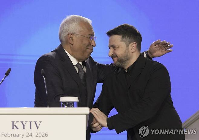 안토니우 코스타 유럽연합(EU) 정상회의 상임의장과 볼로디미르 젤렌스키 우크라이나 대통령 [EPA 연합뉴스 자료사진. 재배포 및 DB 금지]