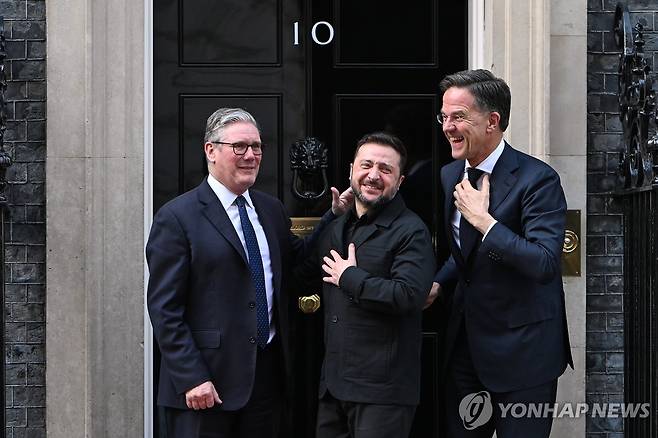 다우닝가 10번지 앞 스타머 총리, 젤렌스키 대통령, 뤼터 사무총장 [AP 연합뉴스. 재판매 및 DB 금지]