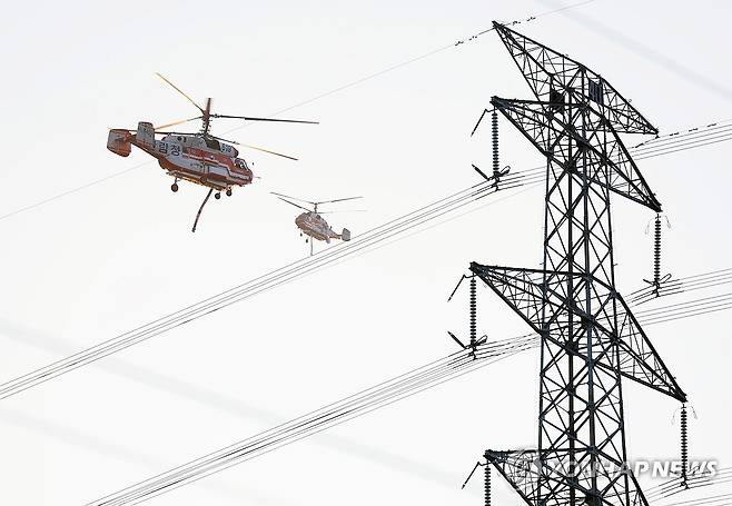 지난달 경북 경주시 문무대왕면 산불 당시 모습. [연합뉴스 자료사진]