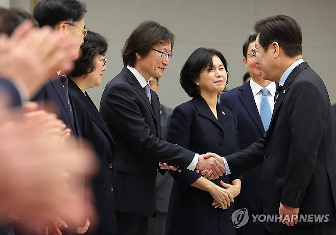 이재명 대통령과 주병기 공정위원장 (서울=연합뉴스) 김도훈 기자 = 이재명 대통령이 2025년 9월 15일 용산 대통령실에서 열린 임명장 수여식에 참석하며 주병기 공정거래위원장과 악수하고 있다. [연합뉴스 자료사진]