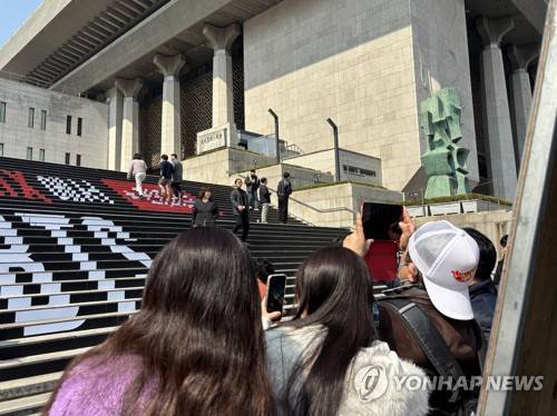 'BTS 계단'서 인증샷 (서울=연합뉴스) 이진주 인턴기자 = 지난 16일 광화문 세종문화회관 앞 'BTS 계단'을 보기 위해 모여든 외국인들. 2026.3.18