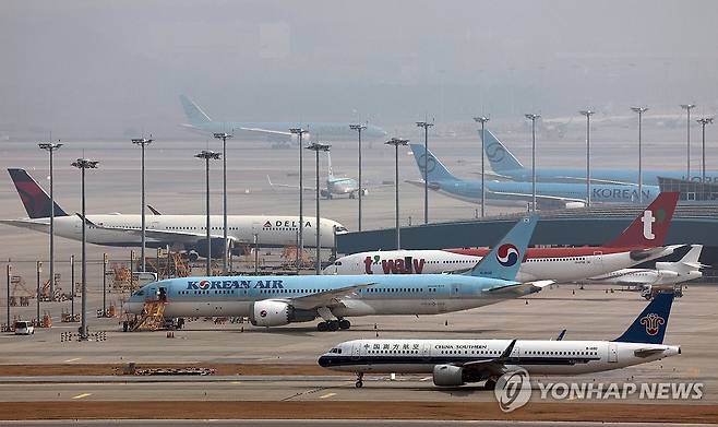 중동발 고유가에 유류할증료 급등 (영종도=연합뉴스) 이진욱 기자 = 중동 사태로 국제유가와 환율이 오르면서 오는 4월 국제선 항공권에 부과되는 유류할증료가 전달과 비교해 급등하며 여행객들의 항공권 요금 부담이 가중되게 됐다. 16일 항공업계에 따르면 4월 유류할증료 기준이 되는 올해 2월 16일∼3월 15일 싱가포르 항공유 평균값(MOPS)은 총 33단계 중 18단계에 해당한다. 사진은 이날 인천공항 전망대에서 바라본 인천국제공항 계류장 모습. 2026.3.16 cityboy@yna.co.kr
