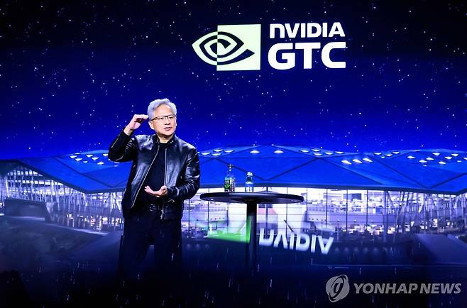 기자간담회 하는 젠슨 황 엔비디아 CEO 젠슨 황 엔비디아 최고경영자(CEO)가 17일(현지시간) 미국 캘리포니아주 새너제이의 힐튼시그니아 호텔에서 기자간담회를 진행하고 있다. [AFP=연합뉴스]