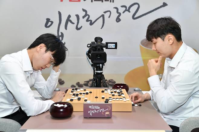박정환(오른쪽) 9단이 신진서 9단을 꺾고 맥심커피배 결승에 올랐다. [한국기원 제공. 재판매 및 DB 금지]