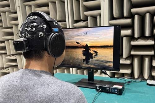 눈을 뜨거나 감았을 때 청각 능력 비교 실험  소음을 들려주면서 눈을 감거나, 듣고자 하는 소리와 일치 또는 일치하지 않는 영상을 보여주며 청각 능력을 측정한 결과, 눈을 뜨고 듣고자 하는 소리와 일치하는 동영상·사진을 볼 때 그 소리를 훨씬 더 잘 들을 수 있는 것으로 나타났다. [Yu Huang 제공. 재판매 및 DB 금지]