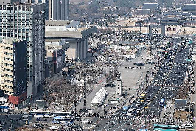 BTS 광화문 공연 준비 중인 광화문광장 그룹 방탄소년단(BTS)의 광화문 공연을 앞둔 이달 17일 서울 종로구 광화문광장에서 공연 준비작업이 이뤄지는 모습. [연합뉴스 자료사진]