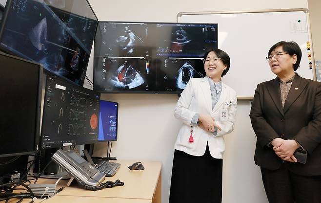심장초음파 영상분석 AI 활용 현장을 참관하는 정은경 복지부장관 [보건복지부 제공. 재판매 및 DB 금지]