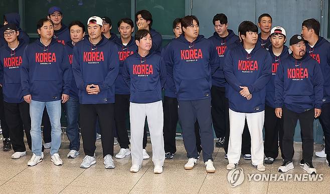 'WBC 8강' 귀국한 한국 야구대표팀 (영종도=연합뉴스) 김성민 기자 = WBC 8강 경기를 마친 한국 야구대표팀 선수들이 16일 인천국제공항 제1터미널을 통해 귀국해 기념 촬영을 하고 있다. 2026.3.16 ksm7976@yna.co.kr