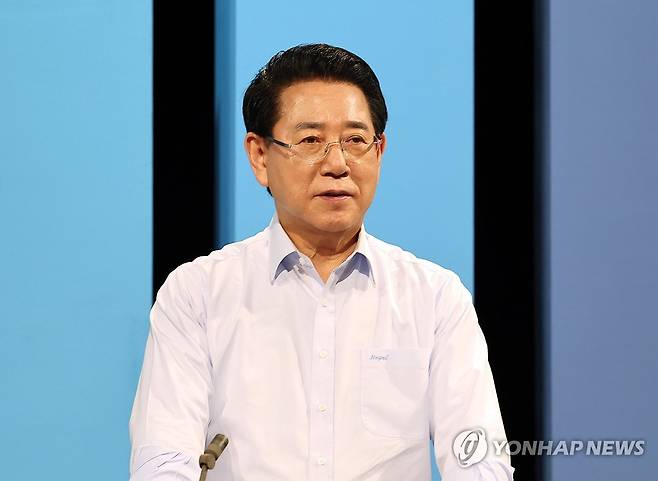 민주당 전남광주특별시장 예비경선에 나선 김영록 지사 (광주=연합뉴스) 조남수 기자 = 17일 광주 남구 광주문화방송 공개홀에서 열린 더불어민주당 전남광주특별시장 예비경선 합동토론회에서 김영록 지사가 발언하고 있다. 2026.3.17 [공동취재] iso64@yna.co.kr