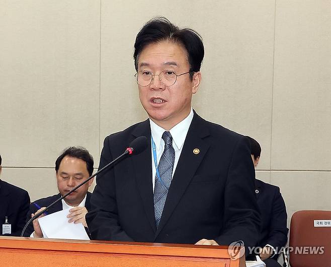 연금개혁특위, 업무 보고 하는 김영훈 고용노동부 장관 (서울=연합뉴스) 배재만 기자 = 김영훈 고용노동부 장관이 18일 국회에서 열린 연금개혁특위 전체 회의에서 업무보고를 하고 있다. 2026.3.18 scoop@yna.co.kr