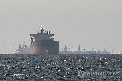 호르무즈 해협 인근 바다를 지나는 유조선 [로이터 연합뉴스 자료사진. 재판매 및 DB 금지]