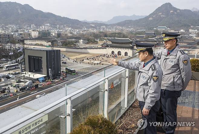 BTS 무대 현장 점검하는 박정보 서울경찰청장 (서울=연합뉴스) 임화영 기자 = 박정보 서울경찰청장이 18일 서울 종로구 대한민국역사박물관에서 광화문광장에 준비 중인 방탄소년단(BTS)의 컴백 공연 무대 설치 현장을 살펴보고 있다. 2026.3.18 [공동취재] hwayoung7@yna.co.kr