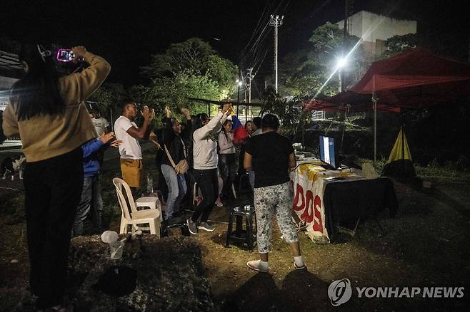 기뻐하는 베네수엘라 국민들 [AFP=연합뉴스]