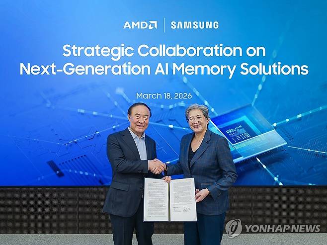 삼성전자·AMD, 차세대 AI 메모리 설루션 협력 확대 (서울=연합뉴스) 18일 삼성전자의 최첨단 반도체 생산지인 평택 팹에서 전영현 삼성전자 DS부문장(왼쪽)과 리사 수 AMD 최고경영자(CEO)가 업무협약을 체결한 뒤 기념 촬영하고 있다. 2026.3.18 [삼성전자 제공. 재판매 및 DB 금지] photo@yna.co.kr