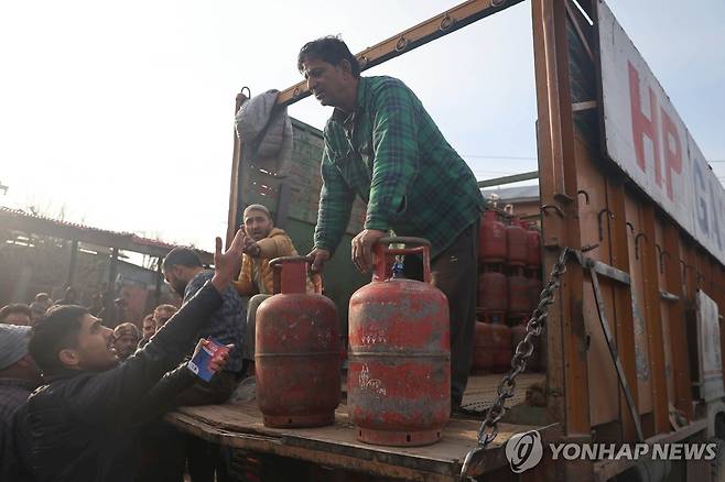 인도 국민들 "LPG 주세요" 지난 14일(현지시간) 인도령 카슈미르 지역에서 액화석유가스(LPG)를 사기 위해 몰려든 소비자들
[EPA 연합뉴스 자료사진. 재판매 및 DB 금지]