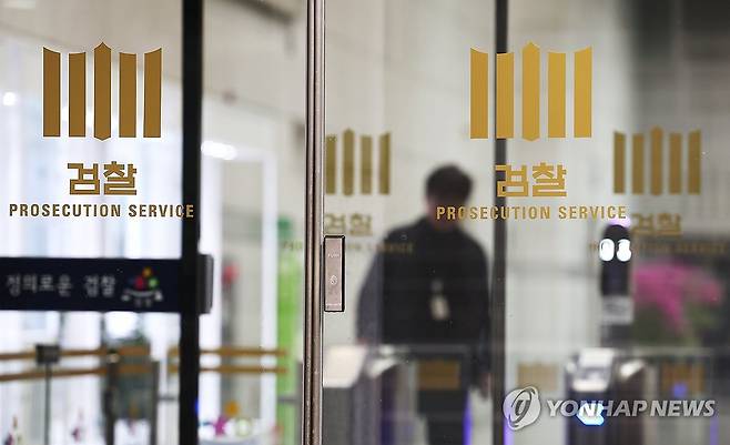 중수청·공소청 설치법 앞둔 검찰 (서울=연합뉴스) 김주형 기자 = 당·정·청(민주당·정부·청와대)이 공소청 검사의 수사 지휘 및 수사 개입 관련 조항 등을 삭제한 중수청·공소청 설치법 최종안을 조율해 오는 19일 국회 본회의에서 처리하겠다고 밝힌 가운데 18일 서울 서초동 대검찰청에서 직원들이 오가고 있다. 2026.3.18 kjhpress@yna.co.kr