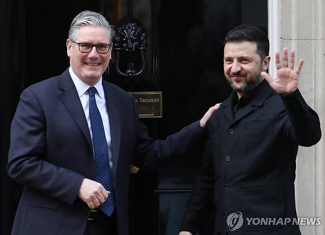 17일 영국 방문한 젤렌스키 대통령과 스타머 총리 [UPI 연합뉴스 자료사진. 재판매 및 DB 금지]
