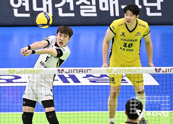 공을 받아내는 김도훈(왼쪽)과 나경복(오른쪽) [한국배구연맹 제공. 재판매 및 DB 금지]