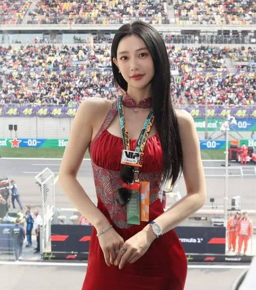 배우 클라라가 행사에 참석해 다양한 포즈를 취하고 있다. / 사진=클라라 SNS