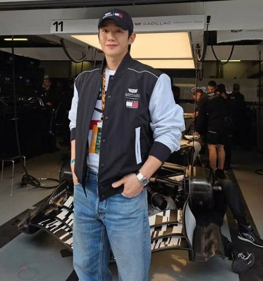 배우 정해인이 F1 행사에 참석해 다양한 포즈를 취하고 있다. / 사진=정해인 SNS