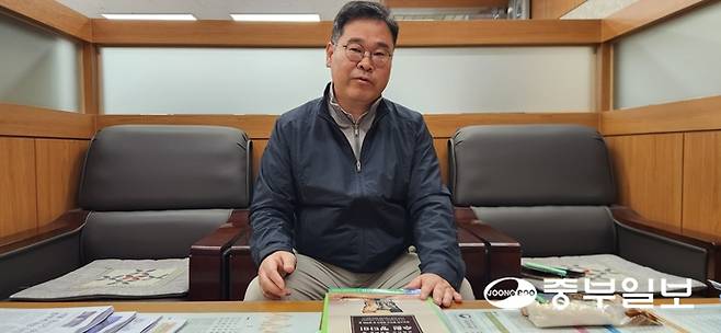 이강우 수원농협 경제사업장 장장이 수원 지역의 쌀 브랜드 '정다미'에 대해 소개하고 있다. 신연경기자