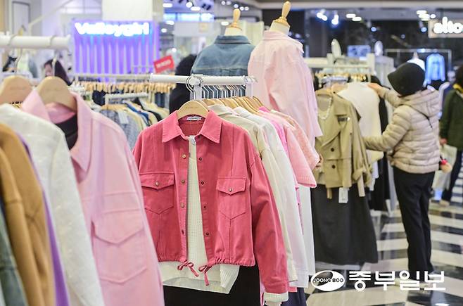 올해 봄 패션 시장이 강렬한 색채의 감성이 유행하자 유통업계가 화려한 색상의 봄옷을 선보이고 있는 가운데 19일 오후 안산시 한 백화점에 다양한 색상의 봄옷들이 진열돼 있다. 임채운기자