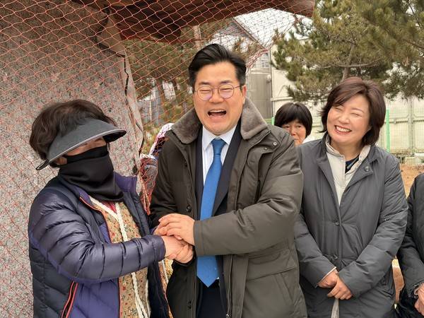 지난 18일 더불어민주당 박찬대 인천시장 후보가 대청도를 찾아 주민들과 만나고 있다. 2026.3.18 [사진 = 박찬대 국회의원 사무실]&nbsp;