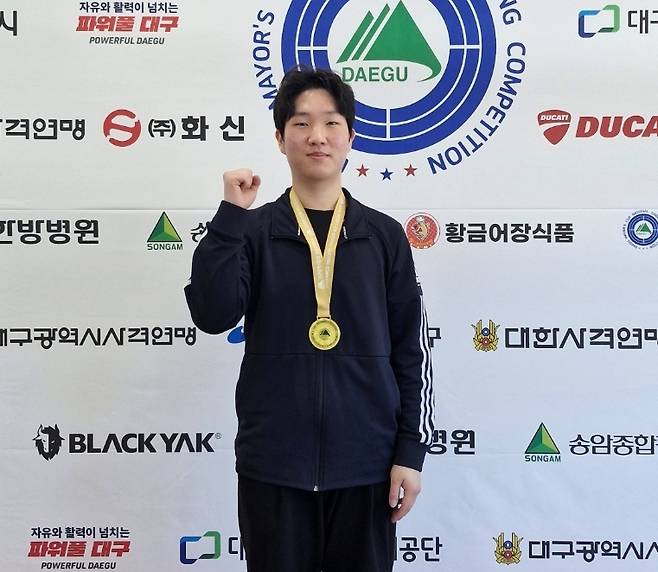 제9회 대구광역시장배 전국사격대회 남고부 공기소총에서 정상에 오른 나현세(인천체고)가 금메달을 걸고 기념사진을 촬영하고 있다.