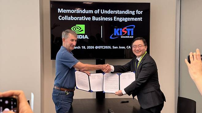 마크 해밀턴(왼쪽·Marc Hamilton) 엔비디아 글로벌 솔루션 아키텍처·엔지니어링 담당 부사장과 이식 KISTI 원장이 미국 산호세서 현지시각 18일 협약 체결 후 기념촬영을 하고 있다. (사진=KISTI 제공)