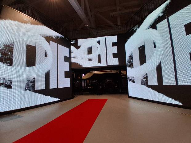 ACC는 ‘필림앤비디오’전을 19일~9월 27일 연다. 영화를 상징하는 붉은 카펫의 전시장 입구.