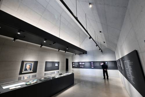 제정구 커뮤니티센터 전시실 내부는 회색과 검은색,나무색 세가지의 단순한 색감으로만 구성되어 있다./김승권 기자/