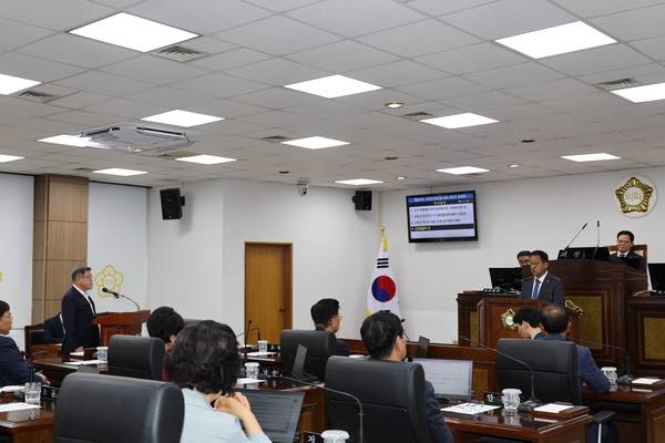 지난해 9월 8일 열린 제307회 산청군의회 임시회 3차 본회의 군정질문 모습. 최호림 군의원이 이승화 산청군수를 향해 군절질문을 던지고 있다. /산청군의회