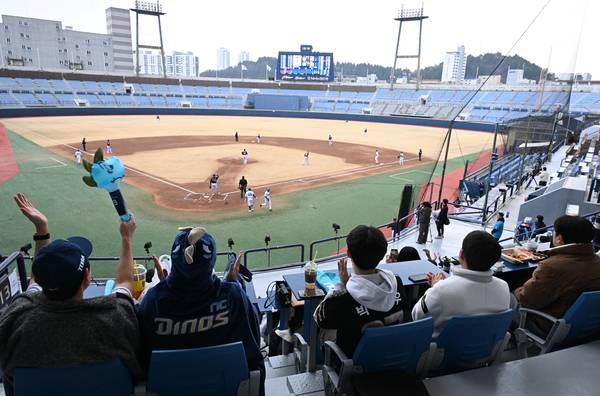 12일 마산야구장에서 열린 NC 다이노스와 LG 트윈스 시범경기에서 팬들이 응원하고 있다. /김구연 기자