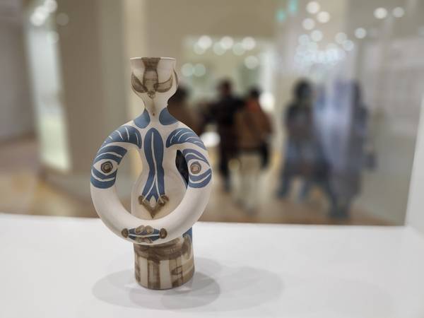 6월 28일까지 열리는 경남도립미술관 특별전 <MMCA 이건희컬렉션: 피카소 도예> 중 4전시실에서 볼 수 있는 피카소 작 '여인 램프'. /류민기 기자