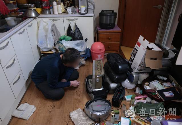 7일 대구 남구의 한 주택에서 발달장애인 상훈(46·) 씨가 라디오들 사이에 앉아 있다. 기사 내용과 무관한 자료사진. 김영진 기자 kyjmaeil@imaeil.com